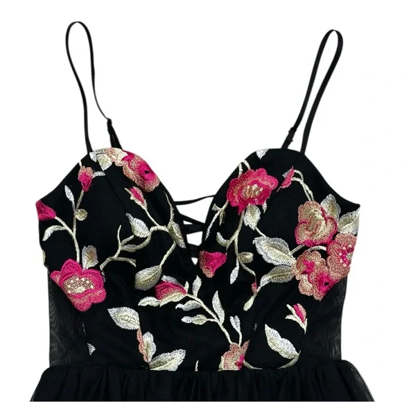 Teeze Me Spaghetti Strap Sweetheart Embroidered Top Side Illusion Dress Size 1/2 - Picture 2 of 8